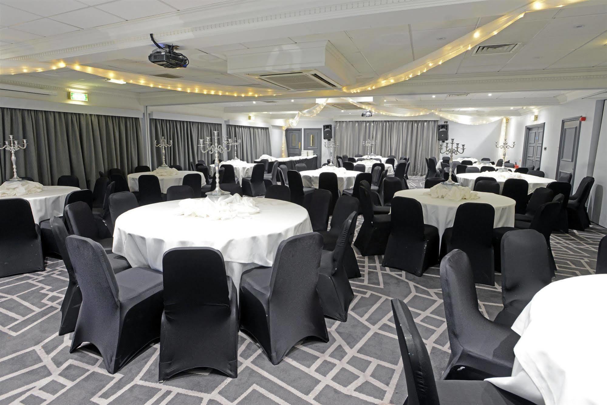Village Hotel Warrington Ngoại thất bức ảnh